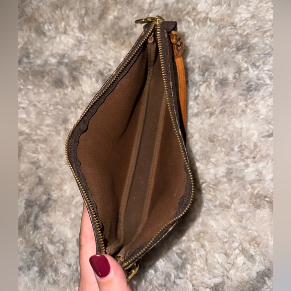 Louis Vuitton pochette bag ✨ - Picture 4 of 11